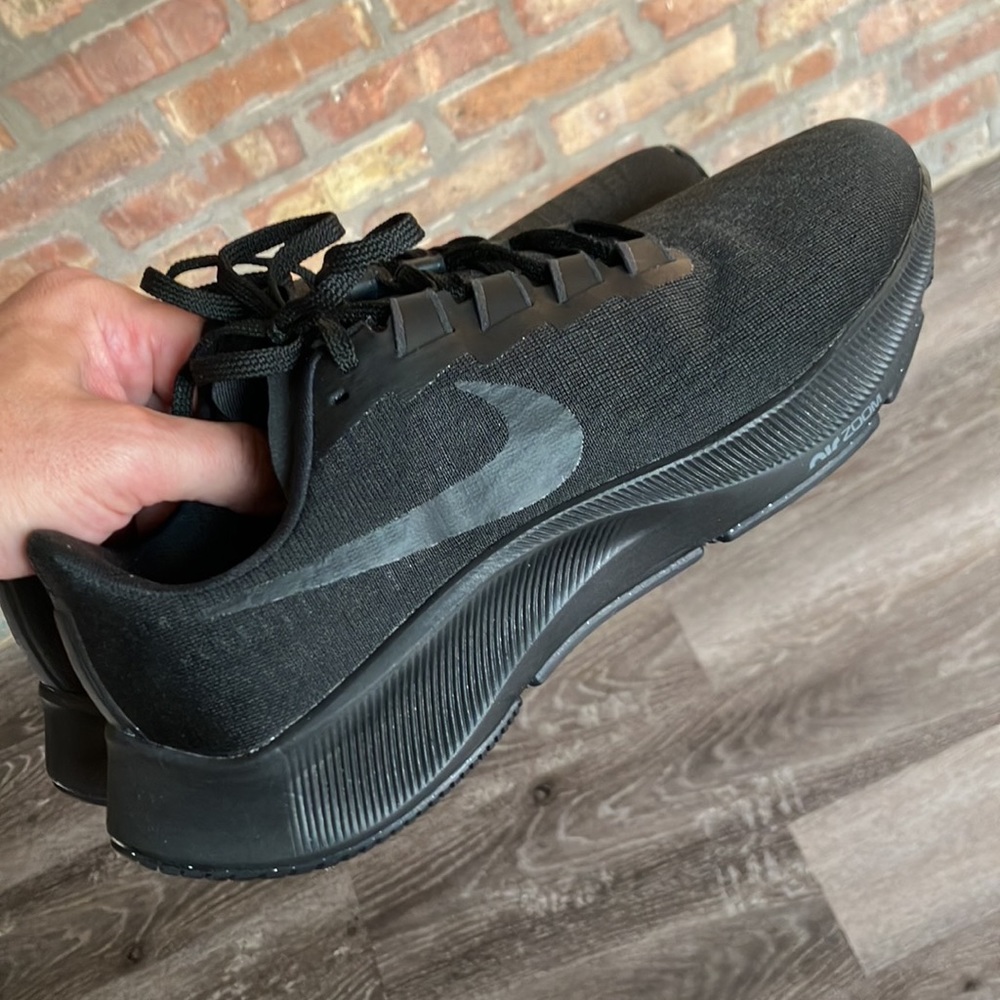 Nike - Picture 14 of 17